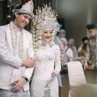 Di usia yang masih muda, Dinda begitu mantap menerima pinangan Rey. Meskipun Dinda sempat menolaknya kala Rey mengajaknya untuk bertaaruf. Namun laki-laki berusia 21 tahun itu tak patah semangat dan terus memperjuangkan keseriusannya. (Instagram/dindahw)