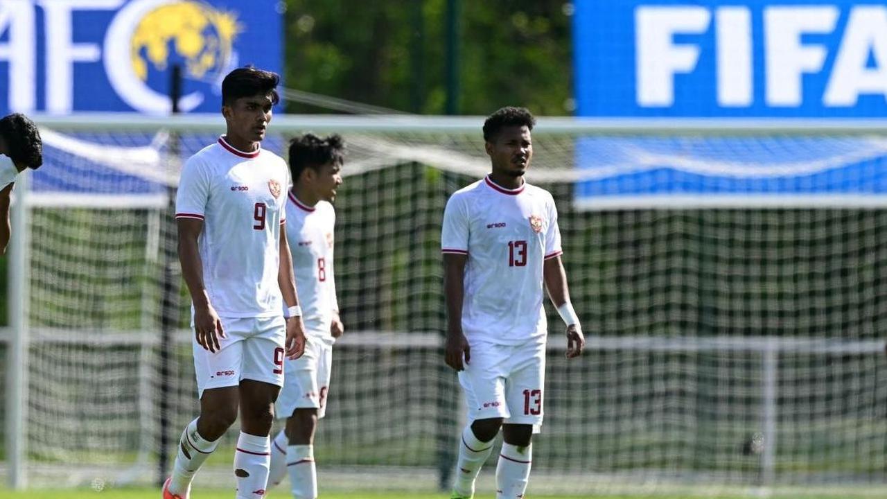Timnas Indonesia U-23 kalah tipis 0-1 dari Guinea U-23 dalam pertandingan Playoff Olimpiade 2024 yang berlangsung di Clairefontaine-en-Yvelines, selatan Paris, Prancis, Kamis (9/5/2023). Foto: MIGUEL MEDINA / AFP<br>