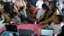 Petugas melakukan scaning jari murid SLB saat tes STIFIn di Sekolah Luar Biasa A Pembina Tingkat Nasional, Lebak Bulus, Jakarta, Selasa (17/12/2019). Tes ini untuk mengetahui minat dan bakat siswa serta merupakan pilot project pertama bagi murid-murid berkebutuhan khusus. (merdeka.com/Arie Basuki)