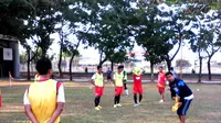 PSM Makassar mulai menggelar latihan persiapan Habibie Cup di Lapangan Karebosi, Makassar, pada Senin (6/10/2015). (Bola.com/Ahmad Latando)