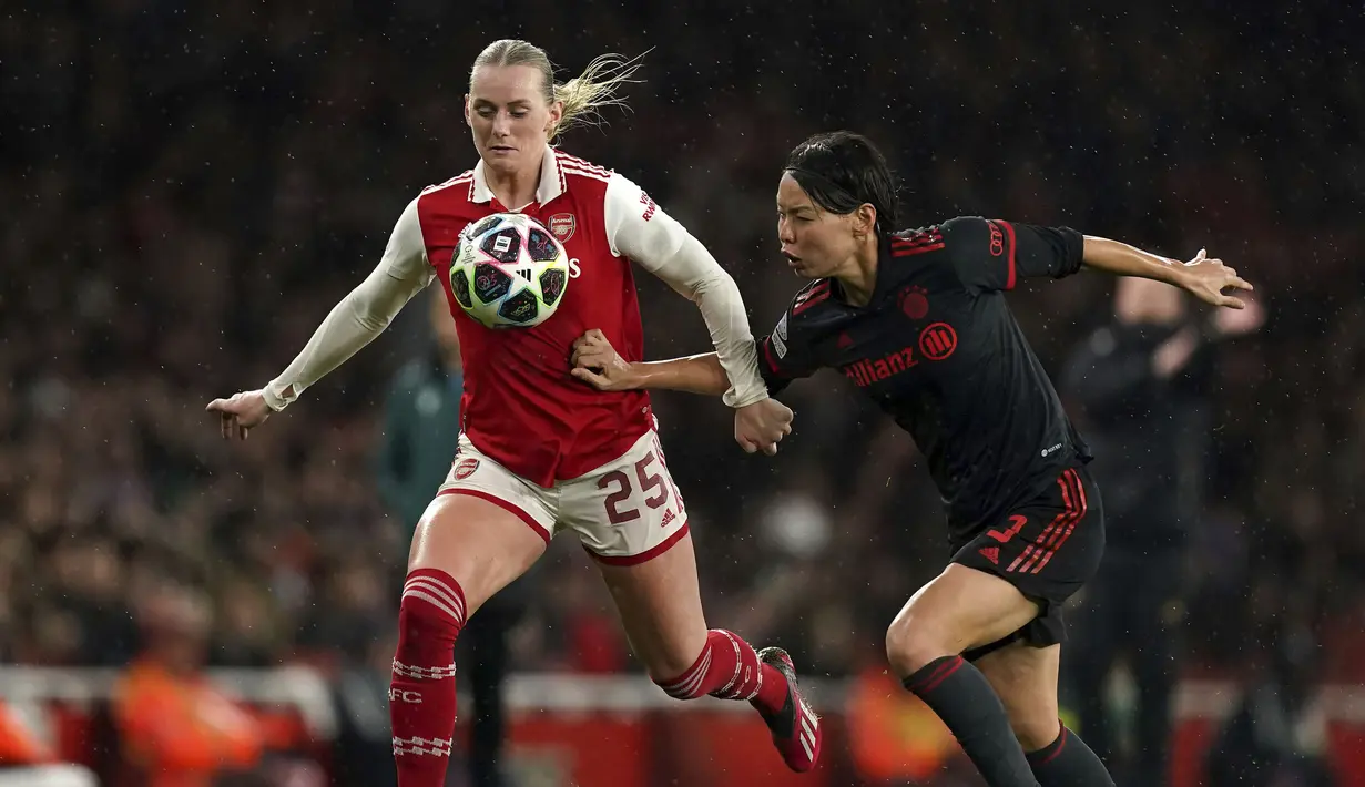 Pemain Arsenal, Stina Blackstenius (kiri) berebut bola dengan pemain Bayern Munchen, Saki Kumagai pada laga leg kedua perempat final Liga Champions 2022/2023 di Emirates Stadium, London, 29 Maret 2023. The Gunners menang dengan skor 2-0. (AP Photo/PA/Mike Egerton)
