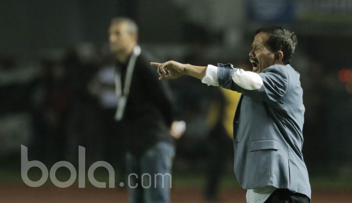 Pelatih Persib, Djajang Nurjaman, memberi arahan kepada anak asuhnya saat melawan Persiba pada laga lanjutan liga 1 Indonesia di Stadion GBLA, Bandung, Minggu (11/6/2017). Persib menang 1-0. (Bola.com/M Iqbal Ichsan)