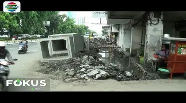 Mulai masuk puncak musim penghujan, Pemprov DKI lakukan upaya pencegahan banjir, seperti normalisasi drainase dan membuat tanggul di sejumlah kawasan langganan banjir.