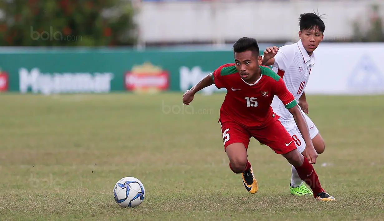 Pemain Timnas Indonesia U-19, Saddil Ramdani, saat pertandingan melawan Vietnam pada laga AFF U-18 di Stadion Thuwunna, Yangon, Senin (11/9/2017). Indonesia kalah 0-3 dari Vietnam. (Liputan6.com/Yoppy Renato)