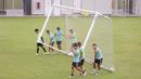 Pemain Bhayangkara FC menggotong tiang gawang saat sesi latihan di Lapangan B Senayan, Jakarta, Kamis (4/1/2023). Mereka tetap menggenjot porsi latihan meski kompetisi BRI Liga 1 sedang libur panjang. (Bola.com/M Iqbal Ichsan)