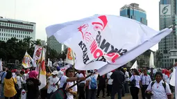 Ratusan relawan Jokowi Poros Benhil melakukan aksi damai salam jempol ceria di kawasan Monas, Jakarta, Jumat (11/1). Aksi tersebut sebagai  bentuk pesan ceria kepada masyarakat. (Liputan6.com/Johan Tallo)