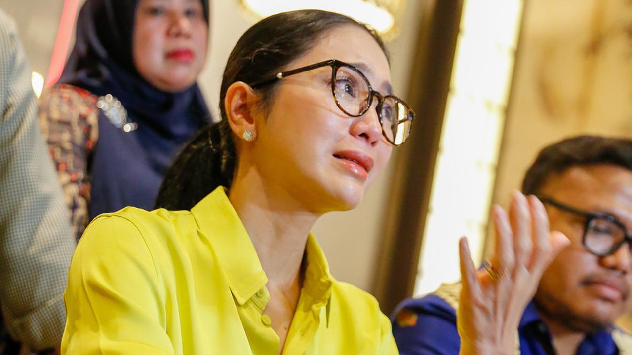 Bunga Mengaku Merasa Bersalah Dengan Suami dan Anaknya