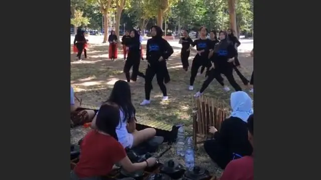 Ratoeh Jaroe Bawa Kelompok Tari Kencana Pradipa UI Raih Juara Umum di Prancis