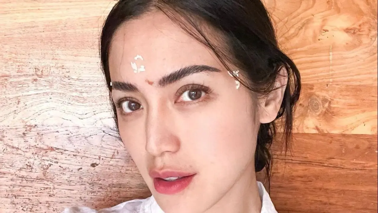 Jessica Iskandar melukat di Bali