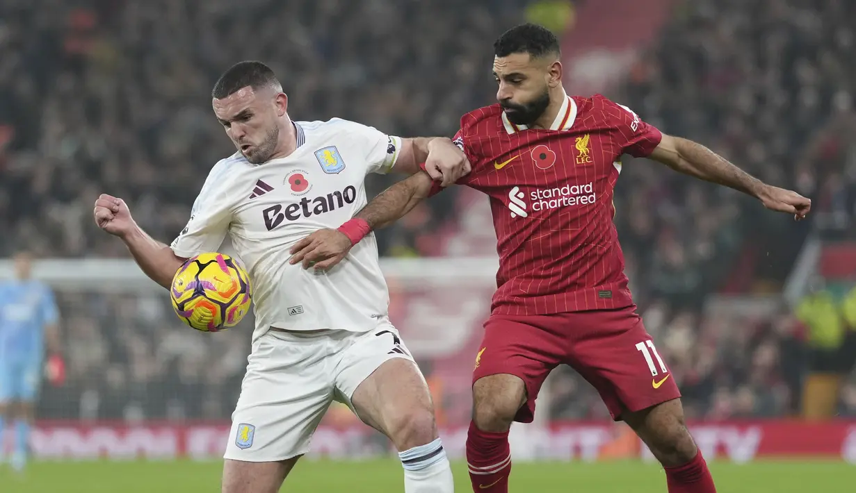 Pemain Liverpool, Mohamed Salah (kanan) berebut bola dengan pemain Aston Villa, John McGinn pada laga lanjutan Liga Inggris 2024/2025 yang berlangsung di Anfield, Liverpool, Inggris, Minggu (10/11/2024) WIB. (AP Photo/Jon Super)