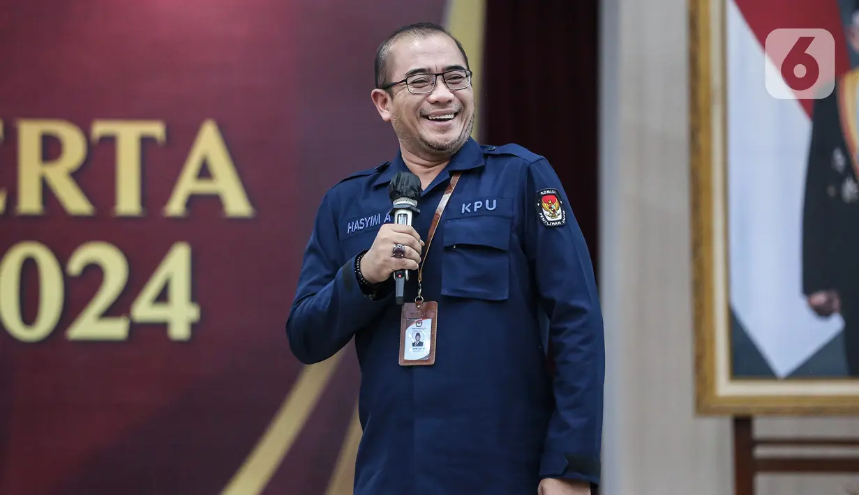 Ketua Komisi Pemilihan Umum (KPU) Hasyim Asy'ari menyampaikan keterangan saat menerima pendaftaran Partai Buruh sebagai partai politik calon peserta Pemilu 2024 di Kantor KPU, Jakarta, Jumat (12/8/2022). Partai Buruh mendaftarkan diri sebagai partai ke-25 calon peserta Pemilu 2024. (Liputan6.com/Johan Tallo)