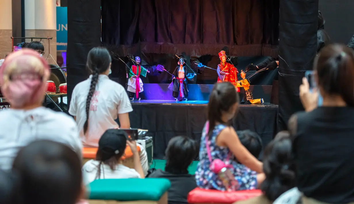 Orang-orang menikmati pertunjukan Wayang Teochew oleh Rombongan Wayang Teochew Kim Giak Low Choon di sebuah pusat perbelanjaan di Kuala Lumpur, Malaysia, pada 6 September 2020. (Xinhua/Chong Voon Chung)