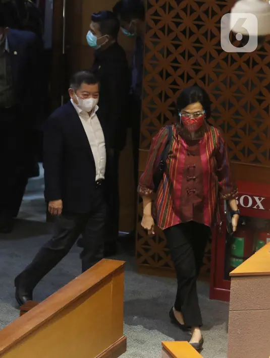 Menteri Keuangan Sri Mulyani dan dengan Menteri PPN/Kepala Bappenas Suharso Monoarfa menghadiri Rapat Paripurna di Kompleks Parlemen, Senayan, Jakarta, Selasa (25/5/2021). (Liputan6.com/Angga Yuniar)