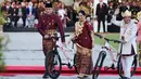 <p>AHY dan Annisa Pohan mendapatkan hadiah sepeda dari Presiden Jokowi, setelah dinobatkan menjadi salah satu pasangan dengan busana terbaik di Upacara Penurunan Bendera Negara Sang Saka Merah Putih. [Foto: Instagram/agusyudhoyono]</p>