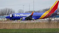 Pesawat Southwest Airlines mendarat darurat di Bandara Internasional Philadelphia akibat kerusakan pada mesin, Selasa (17/4). Satu tewas dalam insiden mesin pesawat yang tiba-tiba meledak saat mengudara. (David Maialetti/The Philadelphia Inquirer via AP)