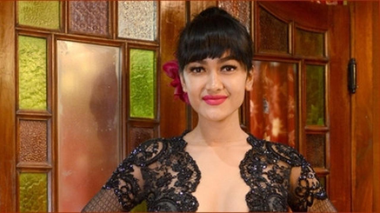 Di kuburan, Julia Perez ngobrol dengan almarhum ayahnya