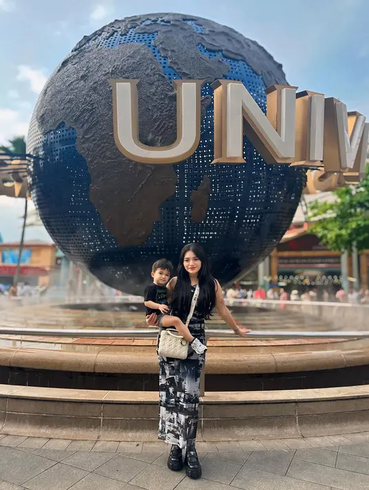 Banyak dari potret yang ia abadikan waktu liburan ini diunggah dalam media sosial instagramnya. Tidak sedikit yang memberikan berbagai tanggapan dari potret keseruan liburannya tersebut. Seperti menyoroti sosok Adzam yang kini sudah tumbuh semakin besar dan makin ganteng. (Liputan6.com/IG/@nathalieholscher)