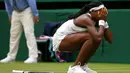 Petenis Cori Gauff menutupi wajahnya usai berhasil mengalahkan Venus Williams selama pertandingan babak pertama Grand Slam Wimbledon di London (1/7/2019). Cori merupakan petenis AS berusia 15 tahun yang berhasil mengalahkan Venus Williams. (AP Photo/Tim Ireland)