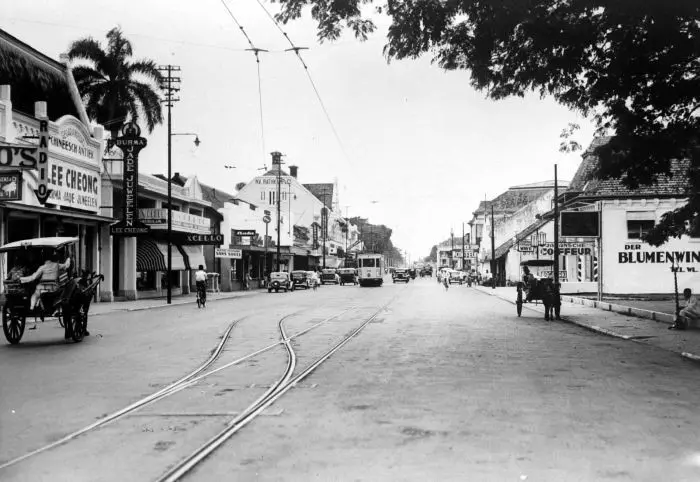 Jalur trem yang melintasi Jalan Rijswijk (sekarang Jalan Veteran), Batavia beroperasi pada periode 1900-1940. (Collectie Tropenmuseum-Wikimedia.org)