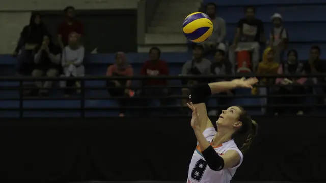 Pevoli Jakarta BNI 46, Lindsay Stalzer, melakukan servis saat melawan Bandung Bank BJB pada perebutan tempat ketiga Proliga 2019. (Bola.com/Yoppy Renato)