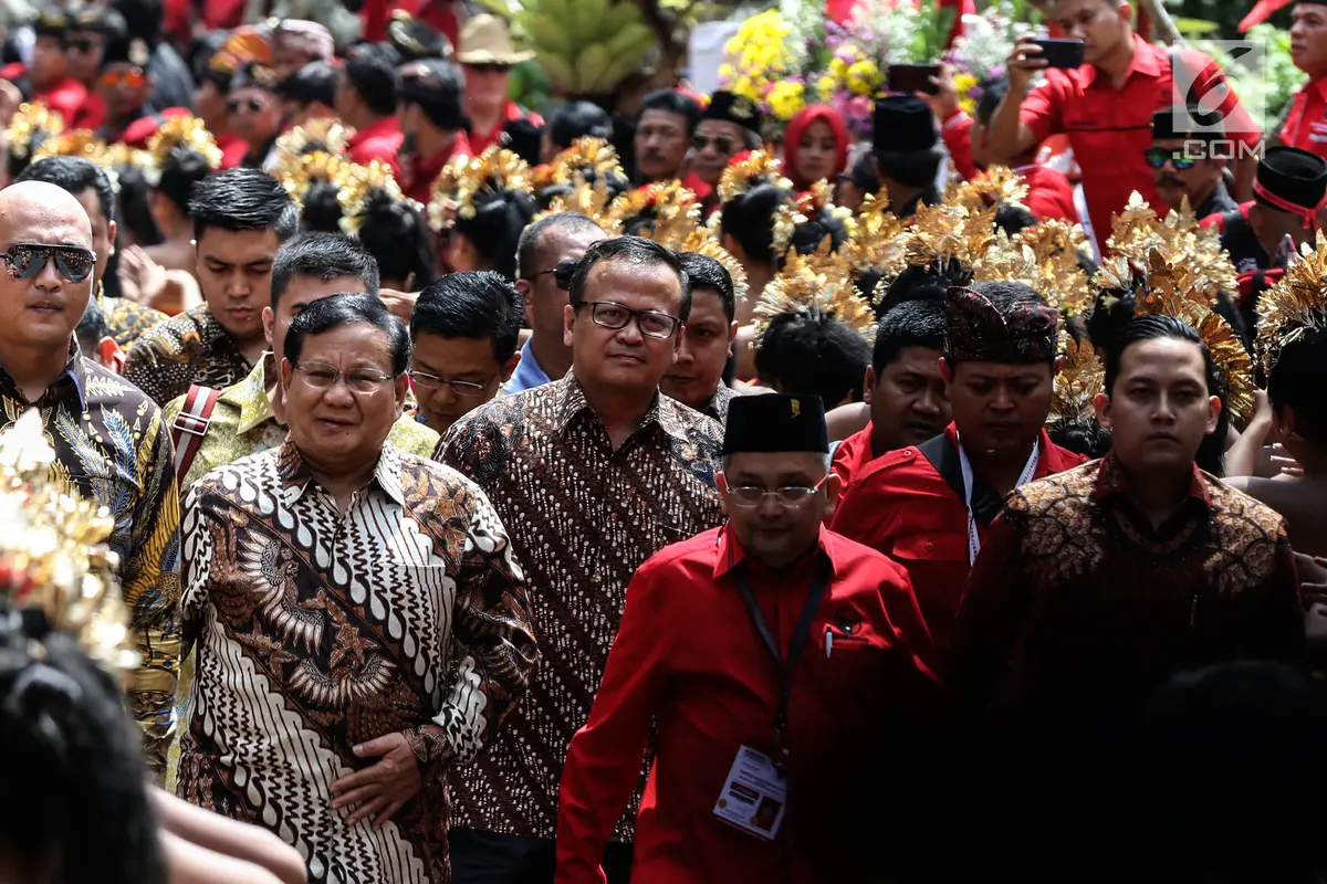 Tawa dan Hormat Prabowo Saat Hadiri Kongres PDIP
