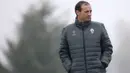 Pelatih Juventus, Massimiliano Allegri, memantau latihan anak asuhnya jelang laga Liga Champions melawan Sevilla di Vinovo, Italia, Senin (21/11/2016). Si Nyonya Tua membutuhkan kemenangan untuk memimpin klasemen Grup H. (AFP/Marco Bertorello)