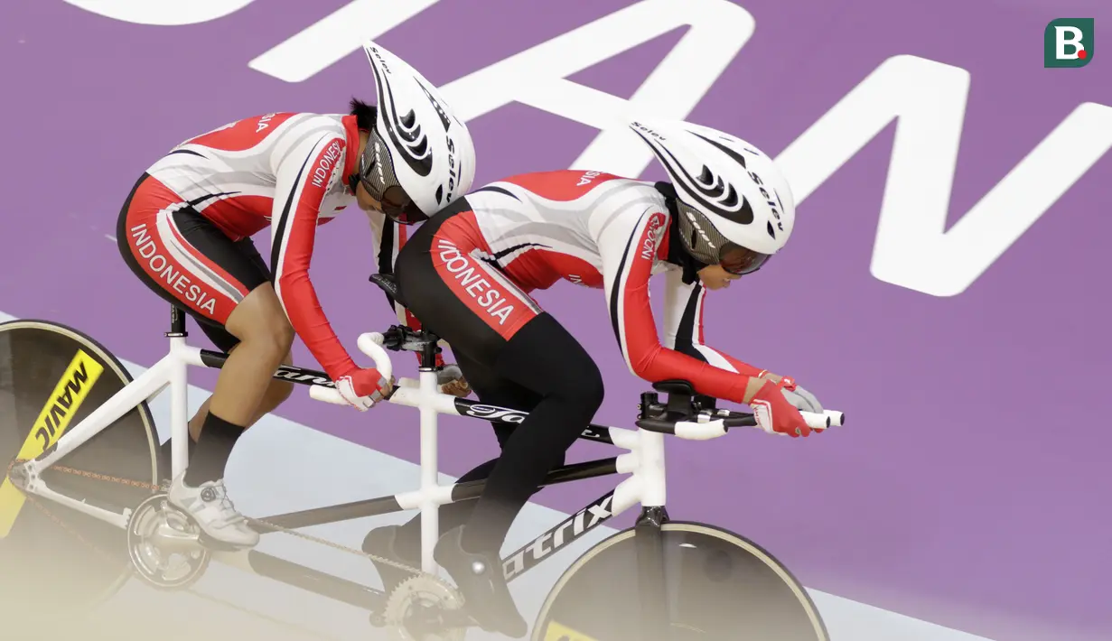 Pebalap sepeda Indonesia, Sri Sugiyanti dan Ni'mal Maghfiroh, saat beraksi pada Asian Para Games di Velodrome, Jakarta, Kamis (11/10/2018). Pasangan Indonesia ini meraih medali perak di nomor trek Individual Pursuit B putri. (Bola.com/M Iqbal Ichsan)
