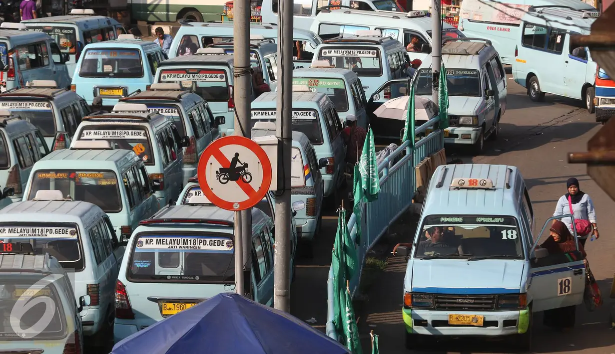 Angkutan umum menunggu penumpang di Terminal Kampung Melayu, Jakarta, Rabu (23/11). Faktor keamanan serta banyaknya angkutan umum tidak layak jalan menjadi pekerjaan rumah bagi calon gubernur DKI Jakarta. (Liputan6.com/Immaniel Antonius)