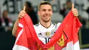 Ekspresi mantan pemain Arsenal, Lukas Podolski usai pertandingan melawan Inggris di Dortmund, (23/3). Mantan pemain Arsenal itu memang sudah tak masuk skuat utama Joachim Loew di Piala Eropa. (AP/Martin Meissner)