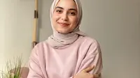 9 Ide Sweater Hijab Modis untuk OOTD Stylish di Musim Bediding