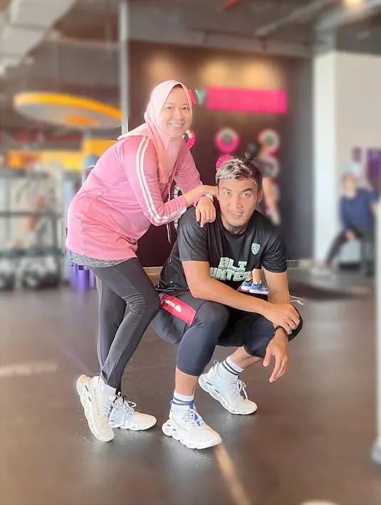 Sebagai atlet, Gunawan juga tetap menjaga tubuhnya. Keduanya memiliki hobi sama,  yaitu berolah raga. Momen kemesraan tidak  hanya saat liburan, tapi juga saat olah raga. Kemesraan keduanya banyak diunggah di feed Instagram keduanya. [Instagram/okieagustina_]