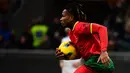 Di babak kedua, AC Milan berhasil mencetak gol penyeimbang lewat sundulan Samuel Chukwueze di menit ke-85. (Piero CRUCIATTI/AFP)