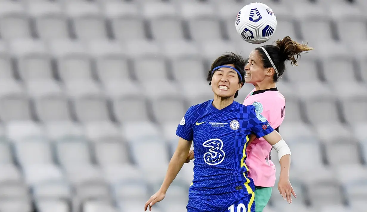 Pemain Chelsea, So-Yun Ji, duel udara dengan pemain Barcelona, Aitana Bonmati, pada laga fina Liga Champions Wanita di Gothenburg, Swedia, Senin (17/5/2021). Barcelona menang dengan skor 4-0. (AP//Martin Meissner)