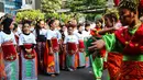 Peserta flashmob tengah bersiap membawakan tarian tradisional di kawasan Senayan Jakarta, Minggu (21/8). Anak-anak hingga orang dewasa antusias mengikuti kegiatan yang digagas Yayasan Belantara Budaya Indonesia. (Liputan6.com/Fery Pradolo)