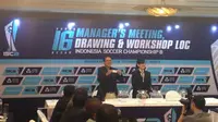 Direktur PT GTS, Joko Driyono dan Ratu Tisha Destria, melakukan drawing 16 Besar ISC B di Hotel Aryaduta Jakarta, Sabtu (17/9/2016). (Bola.com/Benediktus Gerendo Pradigdo)