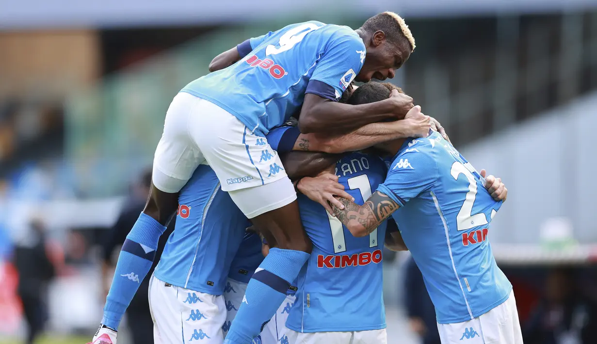 Pemain Napoli merayakan gol yang dicetak Hirving Lozano ke gawang Atalanta pada laga lanjutan Liga Italia di Stadion San Paulo, Napoli, Sabtu (17/10/2020) malam WIB. Napoli menang 4-1 atas Atalanta. (Alessandro Garofalo/LaPresse via AP)