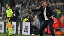 Pelatih Juve, Massimiliano Allegri memberikan instruksi pemainnya pada pertandingan liga Italia Seri A, Juventus kontra Napoli di Stadion Juventus, Turin, Italia (29/10). Kemenangan Juve memperkokoh posisinya di puncak klasmen. (AFP/Giuseppe Cacace)