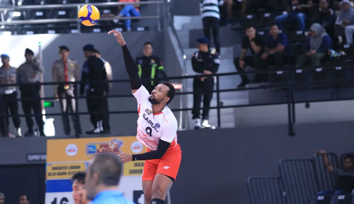 <p>Pemain Jakarta Garuda Jaya, Napadet Bhinijdee melepaskan serve saat mengadapi Jakarta LavAni Allobank Electric pada laga seri keempat putaran kedua PLN Mobile Proliga 2024 di GOR Terpadu A. Yani, Pontianak, Sabtu (22/6/2024). Jakarta Garuda Jaya kalah 0-3 (20-25, 11-25, 20-25). (Dok. PBVSI)</p>