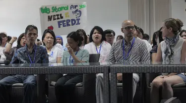 Dua guru jadi tersangka, Ferdinant Tjiong (Pertama kiri) dan Neil Bantleman (Kedua kanan), Senin (14/07/2014) (Liputan6.com/Johan Tallo)