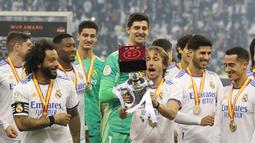 Ini adalah trofi pertama mereka musim ini sekaligus trofi pertama di era kedua Carlo Ancelotti. (AFP/Fayez Nureldine)