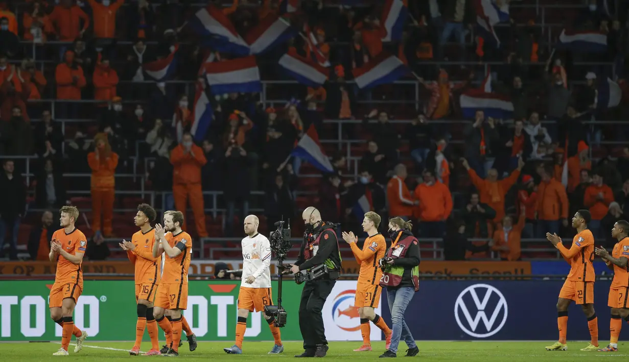 Para pemain Belanda menyapaa para pendukung usai pertandingan melawan Latvia pada lanjutan Kualifikasi Piala Dunia 2022 zona Eropa Grup G di Johan Cruyff ArenA, Minggu (28/3/2021). Belanda sementara menguntit di posisi ketiga klasemen dengan tiga angka. (AP Photo/Peter Dejong)