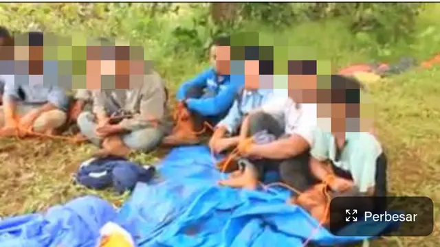 Karyawan PT GKP saat disandera warga penolak tambang di wawonii.(Liputan6.com/dokumen warga)