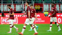 Para pemain AC Milan meninggalkan lapangan pada akhir babak pertama saat menghadapi Fiorentina pada Serie di Stadion San Siro, Milan, Italia, Minggu ( 29/9/2019). AC Milan kalah 1-3 saat menjamu Fiorentina. (Matteo Bazzi/ANSA via AP)