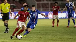 Pemain Timnas Indonesia, Muhammad Hargianto (merah) menggiring bola saat melawan Islandia di Stadion Gelora Bung Karno (GBK), Senayan, Jakarta, Minggu (14/1). Gol Tunggal Indonesia dicetak Ilham Udin. (Liputan6.com/Faizal Fanani)