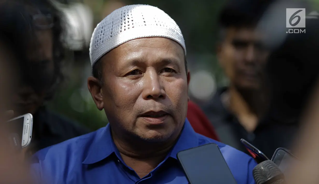Maturidi, perwakilan keluarga Nyak Sandang, menjawab pertanyaan awak media di RSPAD Gatot Subroto, Jakarta, Sabtu (31/3). Nyak Sandang tak boleh bertemu langsung dengan awak media karena tak dibolehkan RS sesuai dengan SOP. (Liputan6.com/Faizal Fanani)