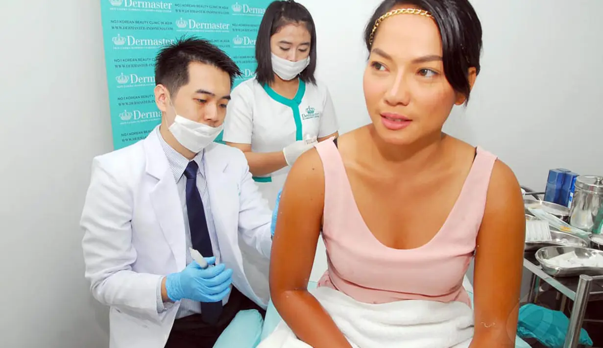 Jenny Cortez bersama dengan Dr. David Dermaster Clinic, melakukan pemasangan benang pada lengan. (Liputan6.com/Miftahul Hayat)