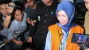 Masyito enggan berkomentar saat diberondong pertanyaan oleh para wartawan di depan Gedung KPK, Jakarta, Kamis (10/7/14). (Liputan6.com/Faisal R Syam)