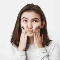 Cara merawat kulit sensitif dengan langkah-langkah lembut yang aman dan tidak memicu iritasi. (Foto: cookie studio/Freepik)