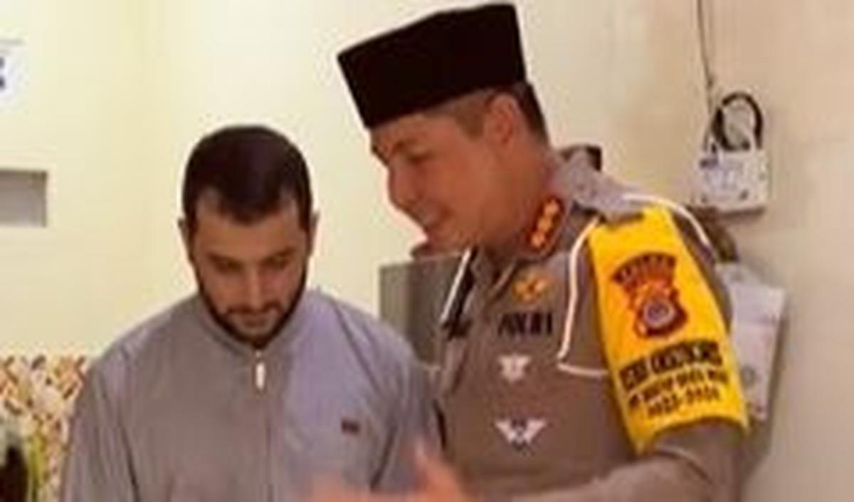 Perwira Polri Datangi Rumah Mahasiswa asal Gaza