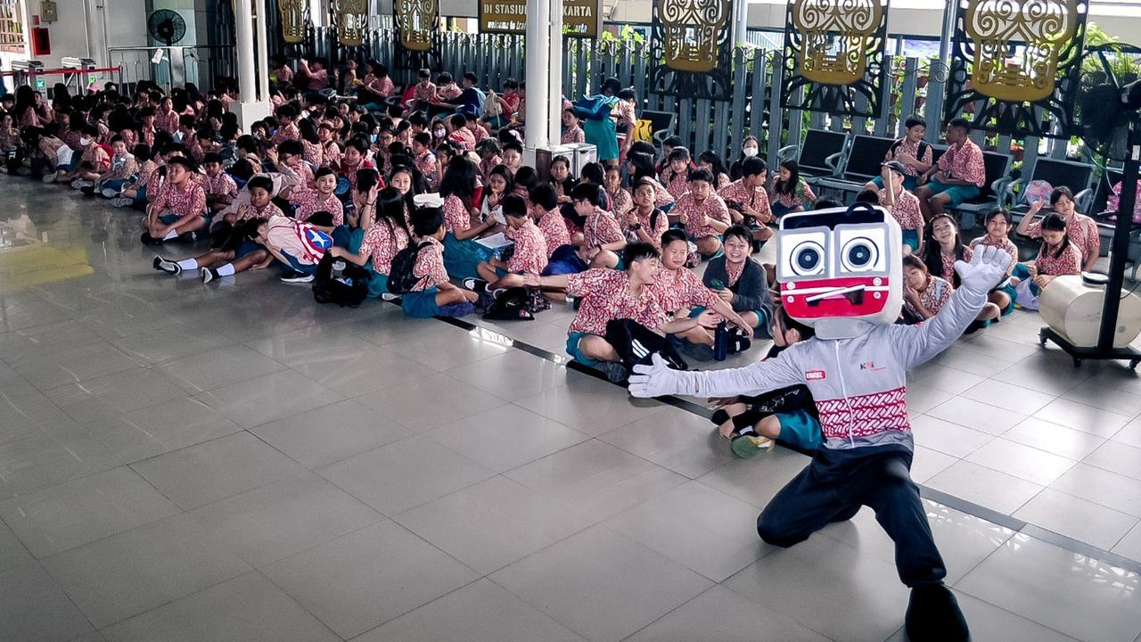 Hadirkan 1.717 Siswa, Kegiatan Edukasi Perkeretaapian KAI Commuter Raih Rekor MURI